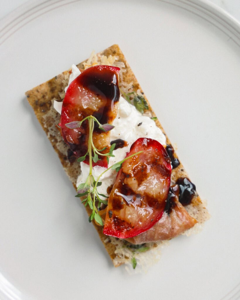 Knækbrød med grillede nektariner