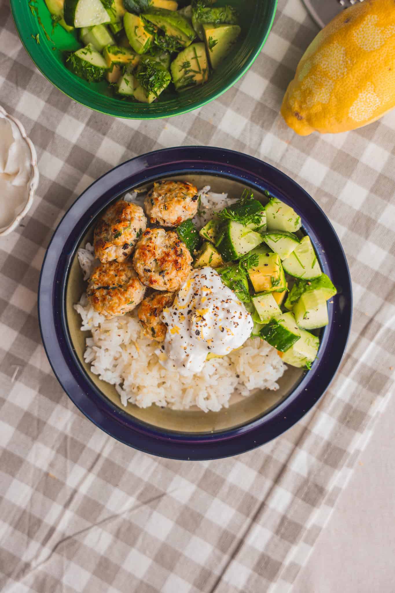 kyllingefrikadeller med squash og feta