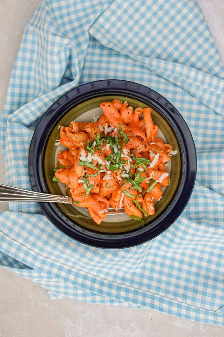 cremet pasta med tomatsauce