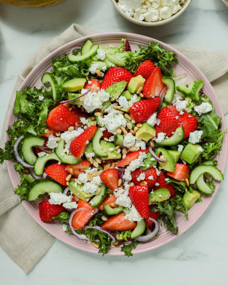 Jordbærsalat med avocado og feta