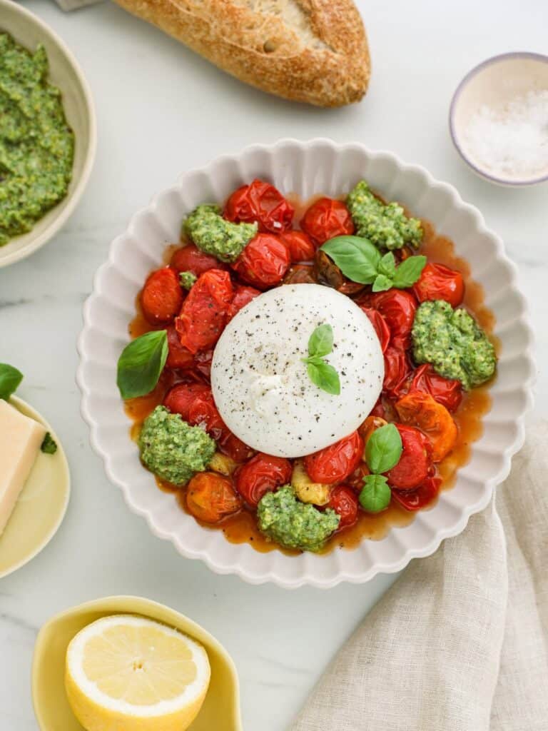 Burrata med ovnbagte tomater og pesto