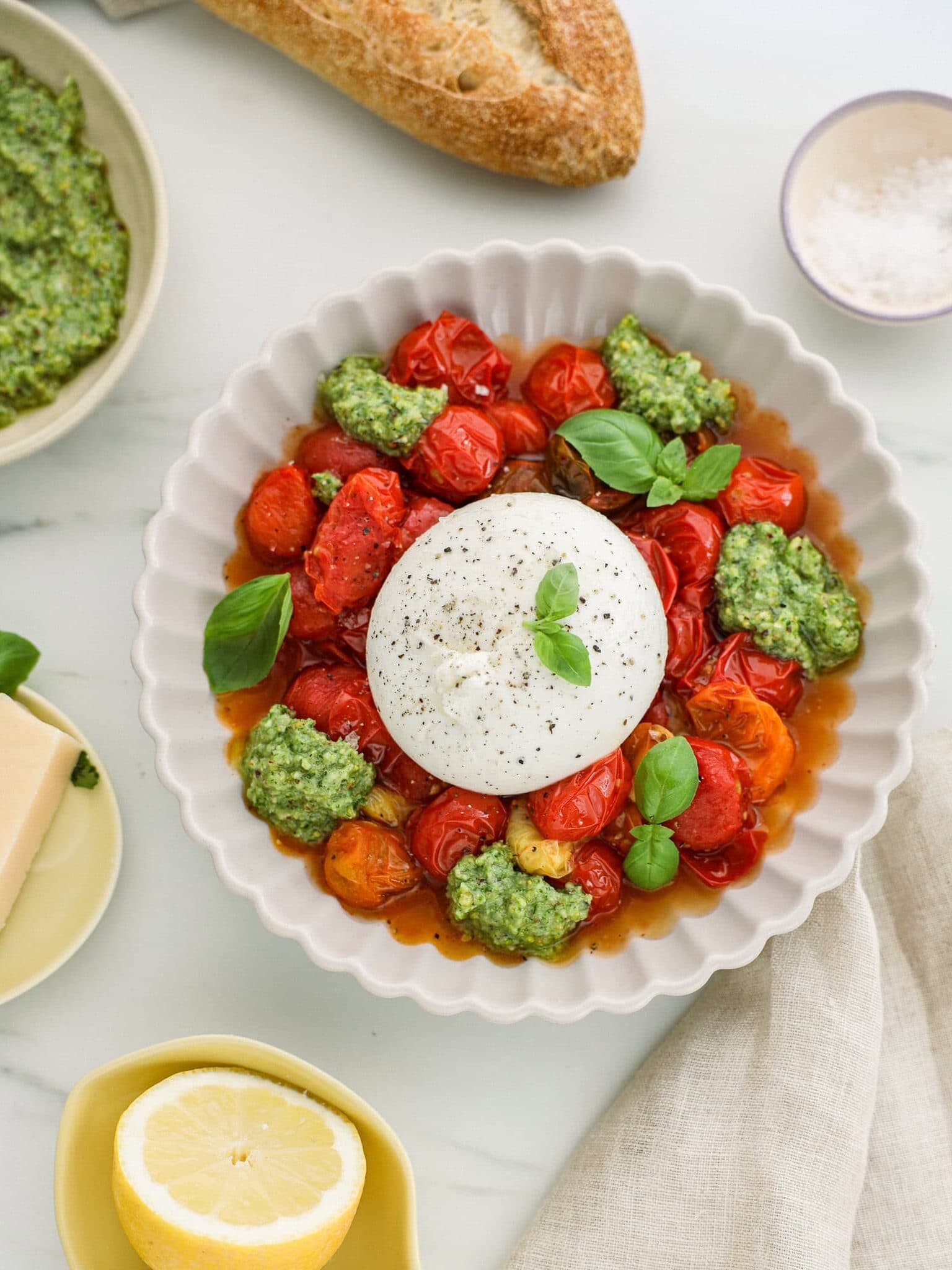 Burrata med ovnbagte tomater og pesto