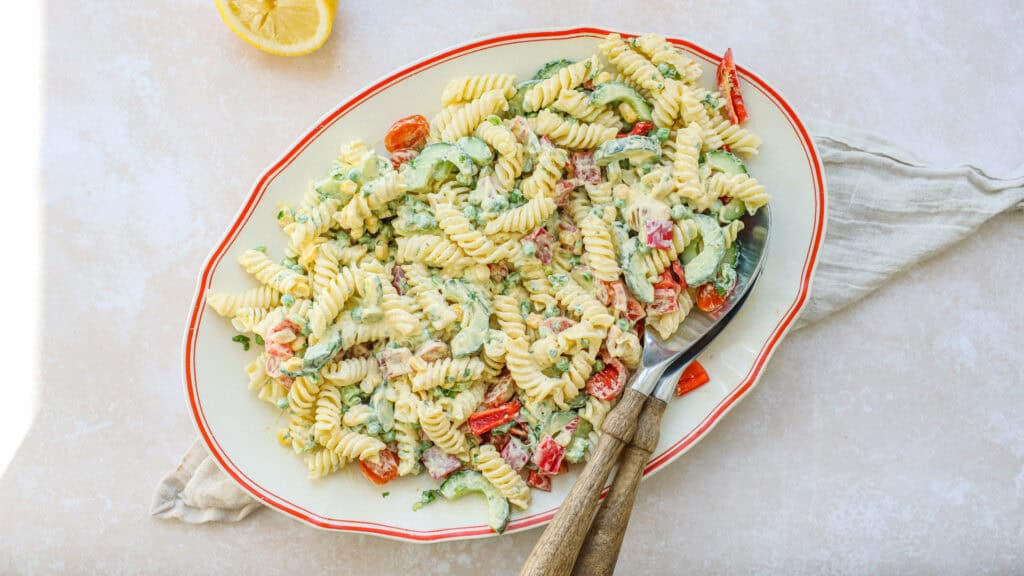 pastasalat med karrydressing