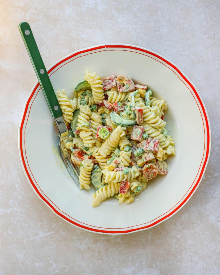pastasalat med karrydressing