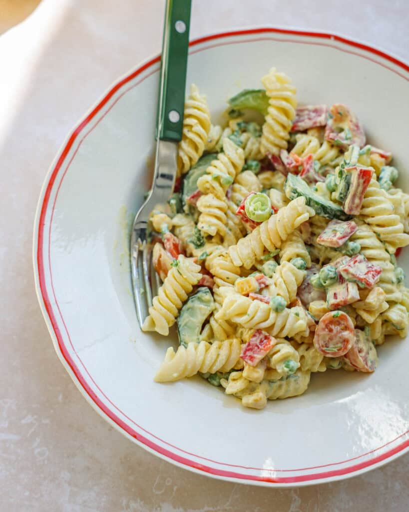 pastasalat med karrydressing