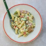 pastasalat med karrydressing