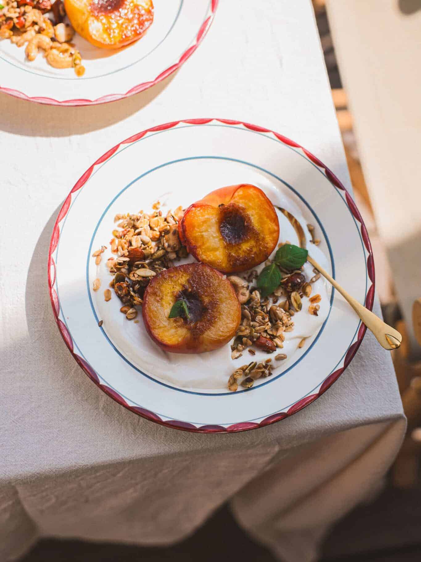 Grillede ferskner med granola