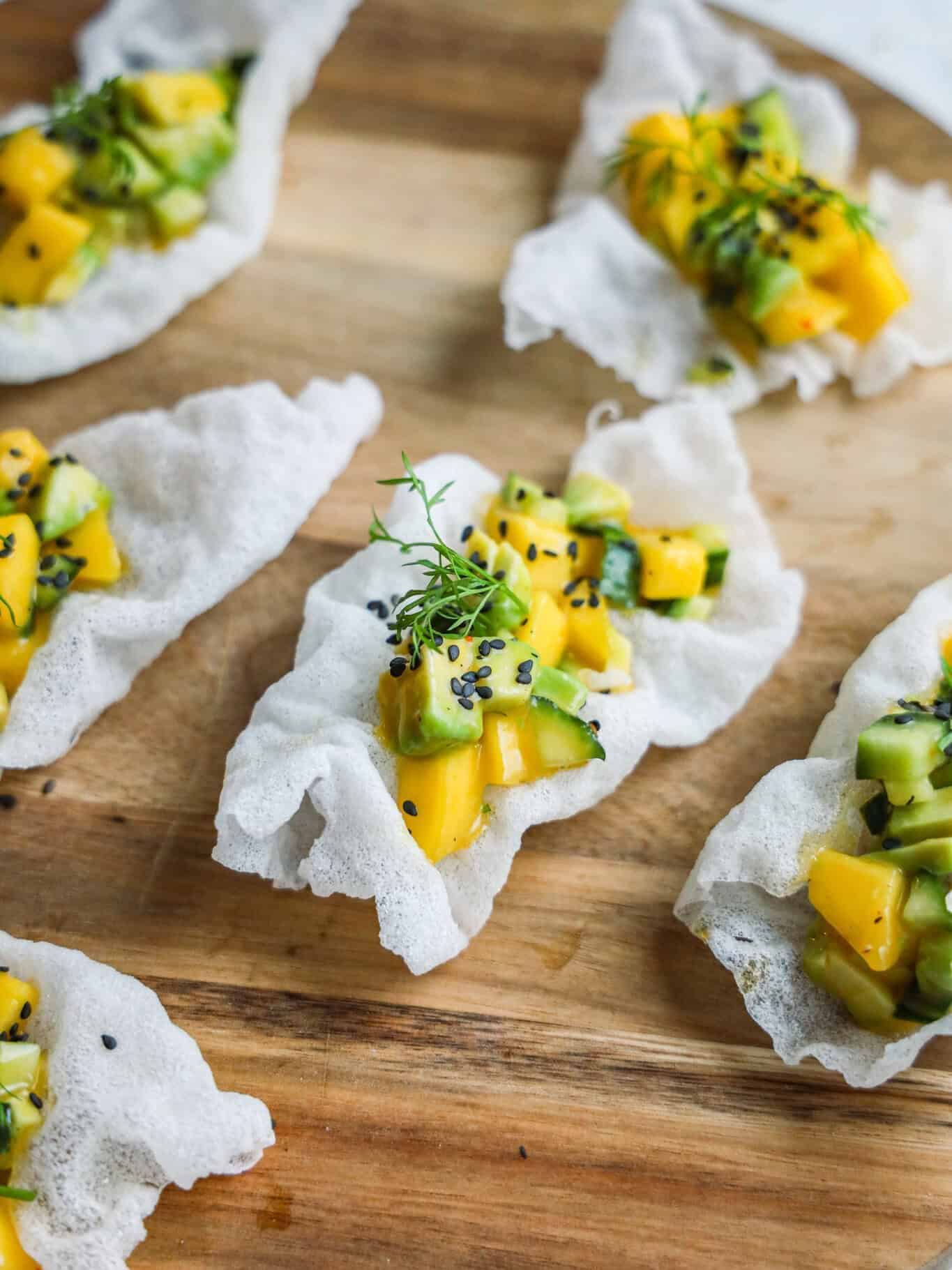 Puffet rispapir med avocado og mango