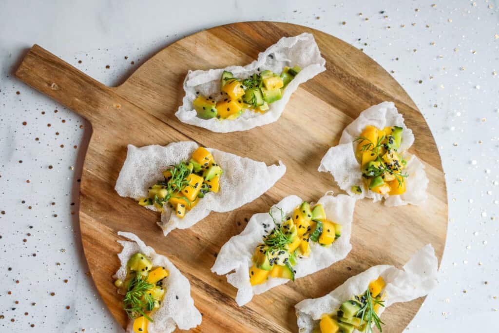Crispy rispapir med mango og avocado