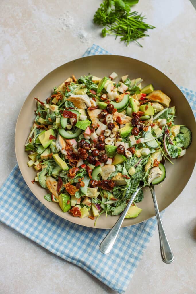 Kyllingesalat med æble og bacon