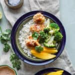 Bowl med sprød kylling og bang bang sauce