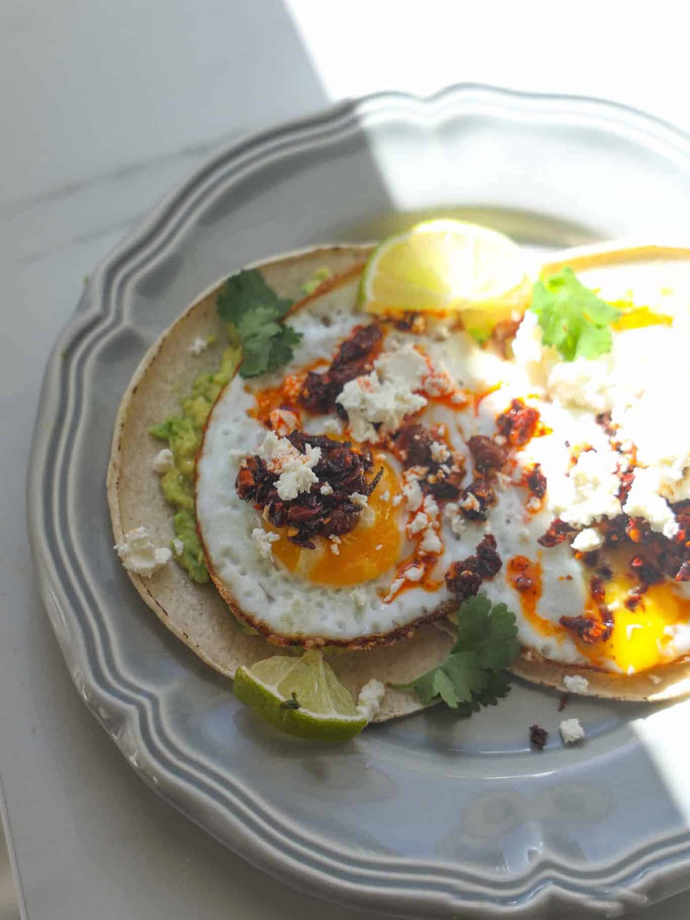 tacos med spejlæg og avocado