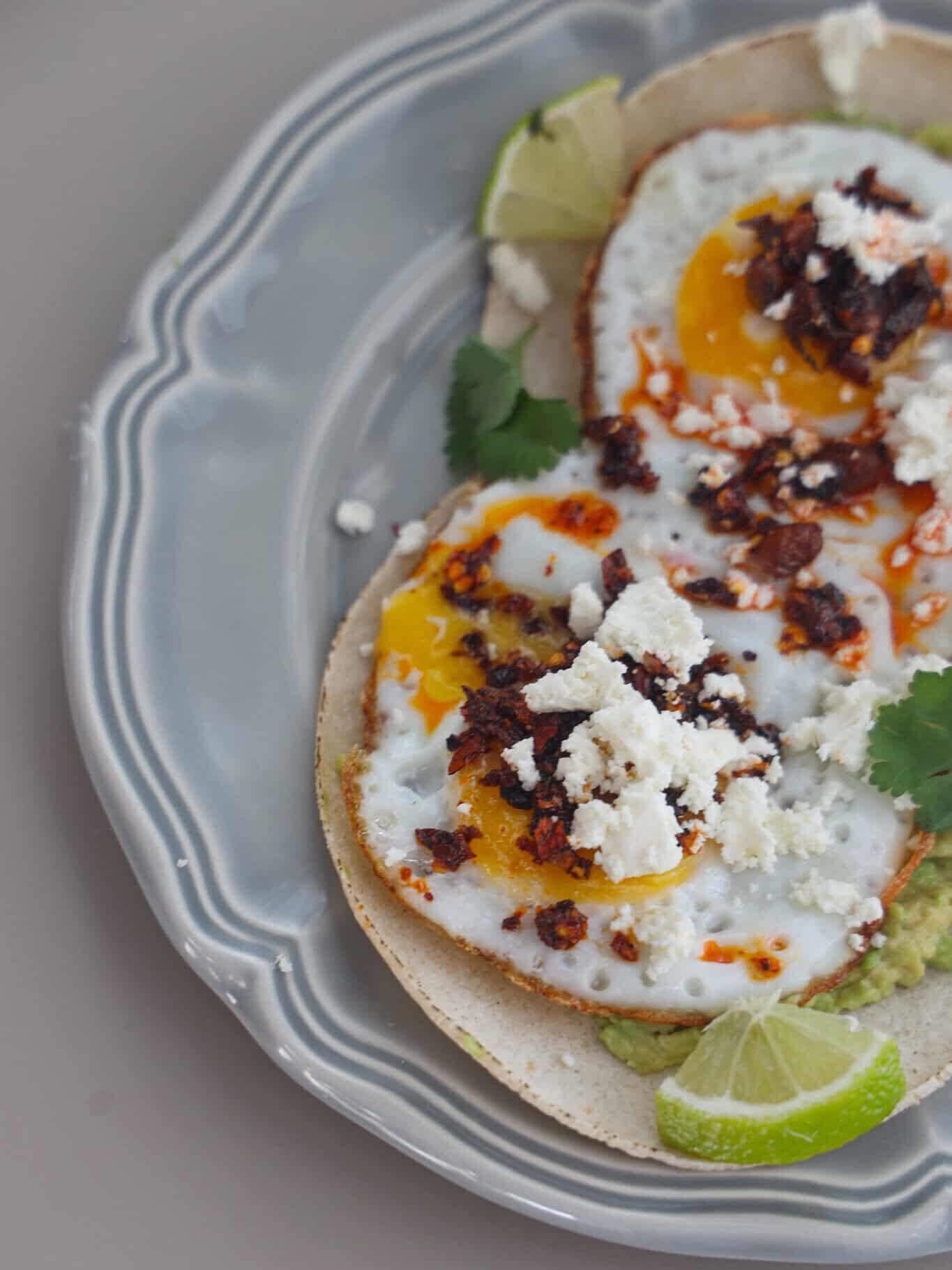 tacos med spejlæg og avocado