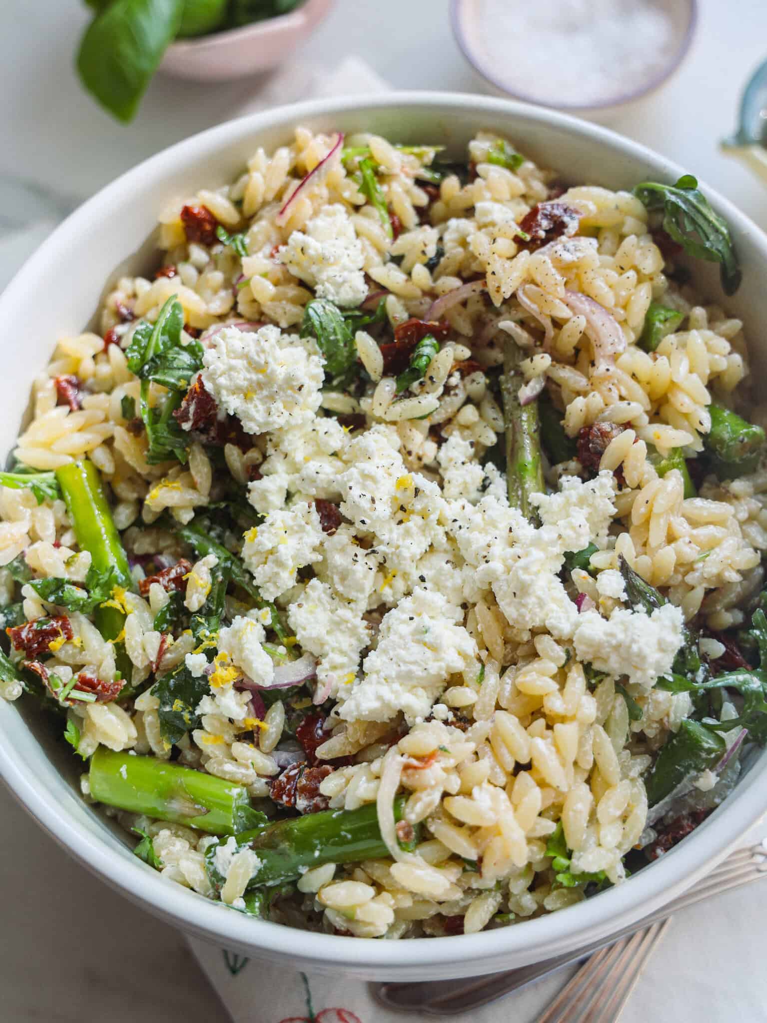 Orzo pastasalat