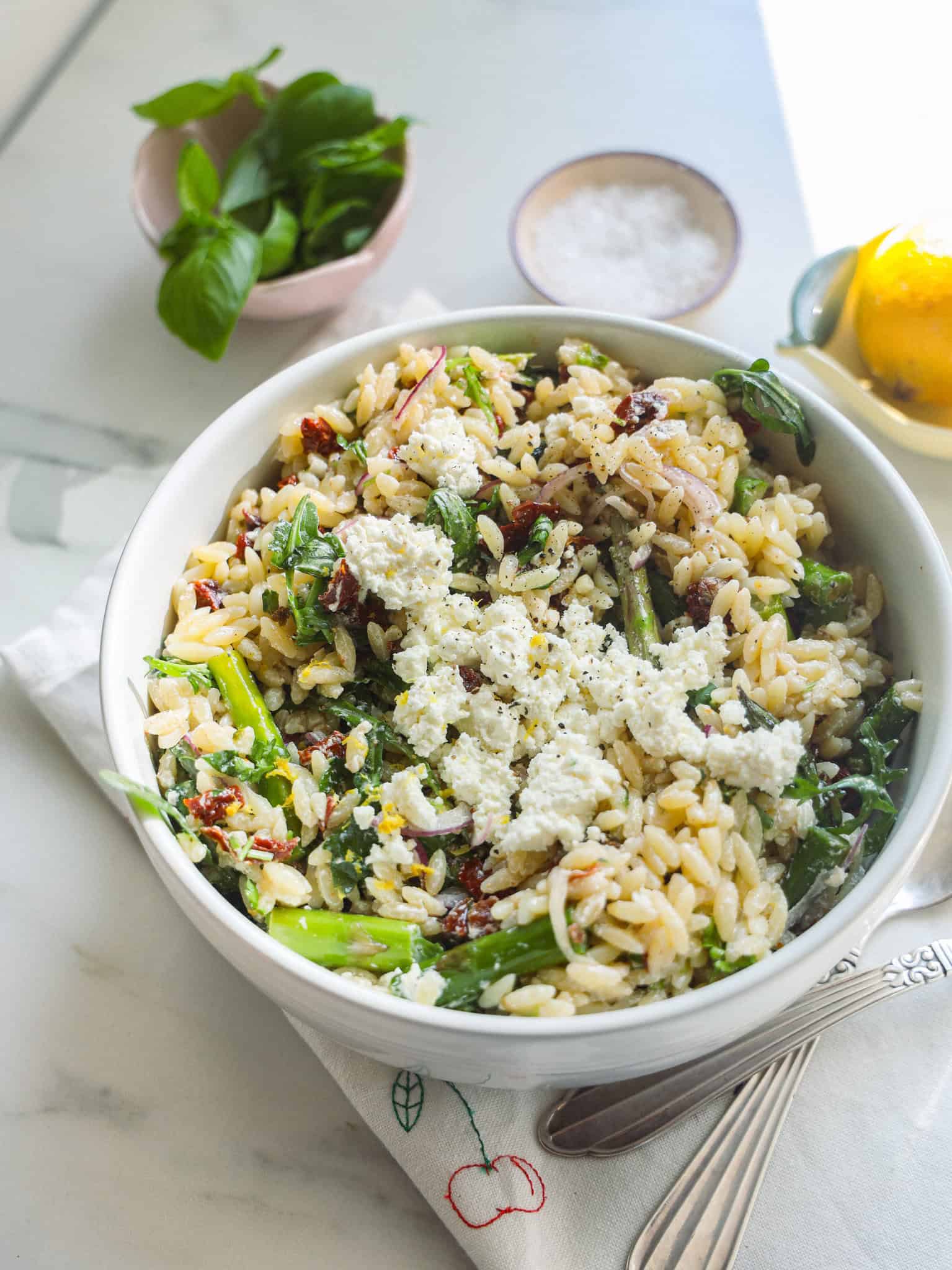 Orzo pastasalat