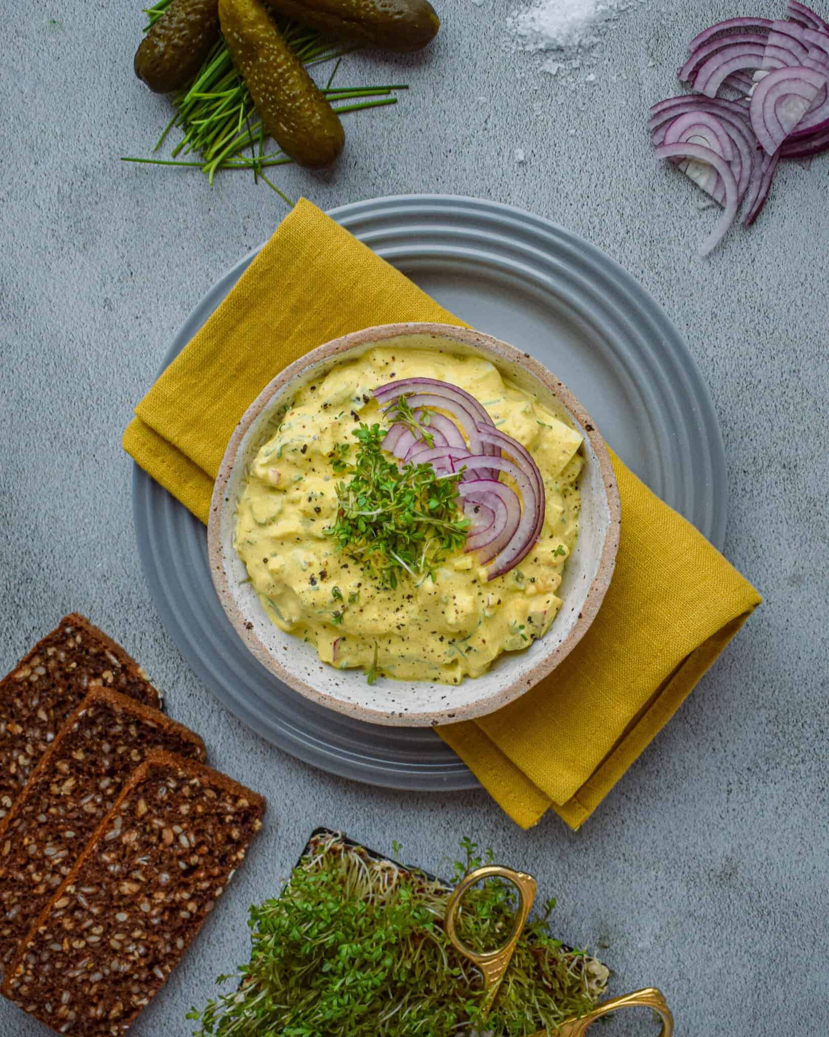 nem og smagfuld karrysalat med æble