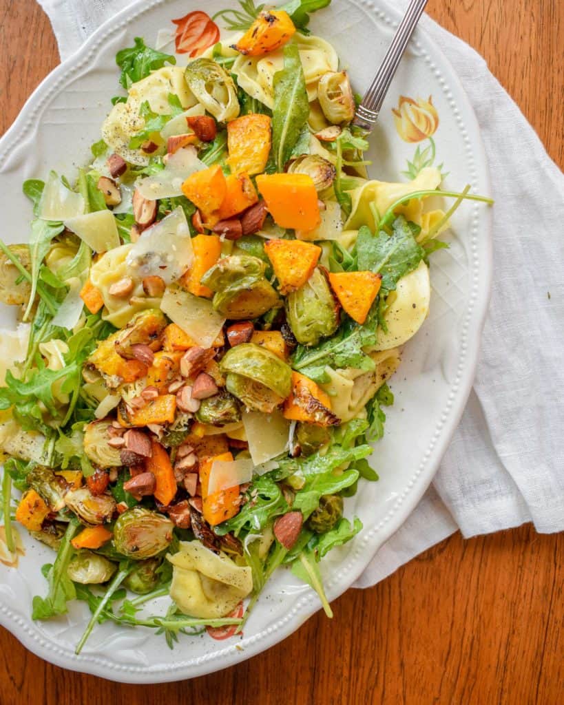 Tortellini salat med bagt græskar og rosenkål