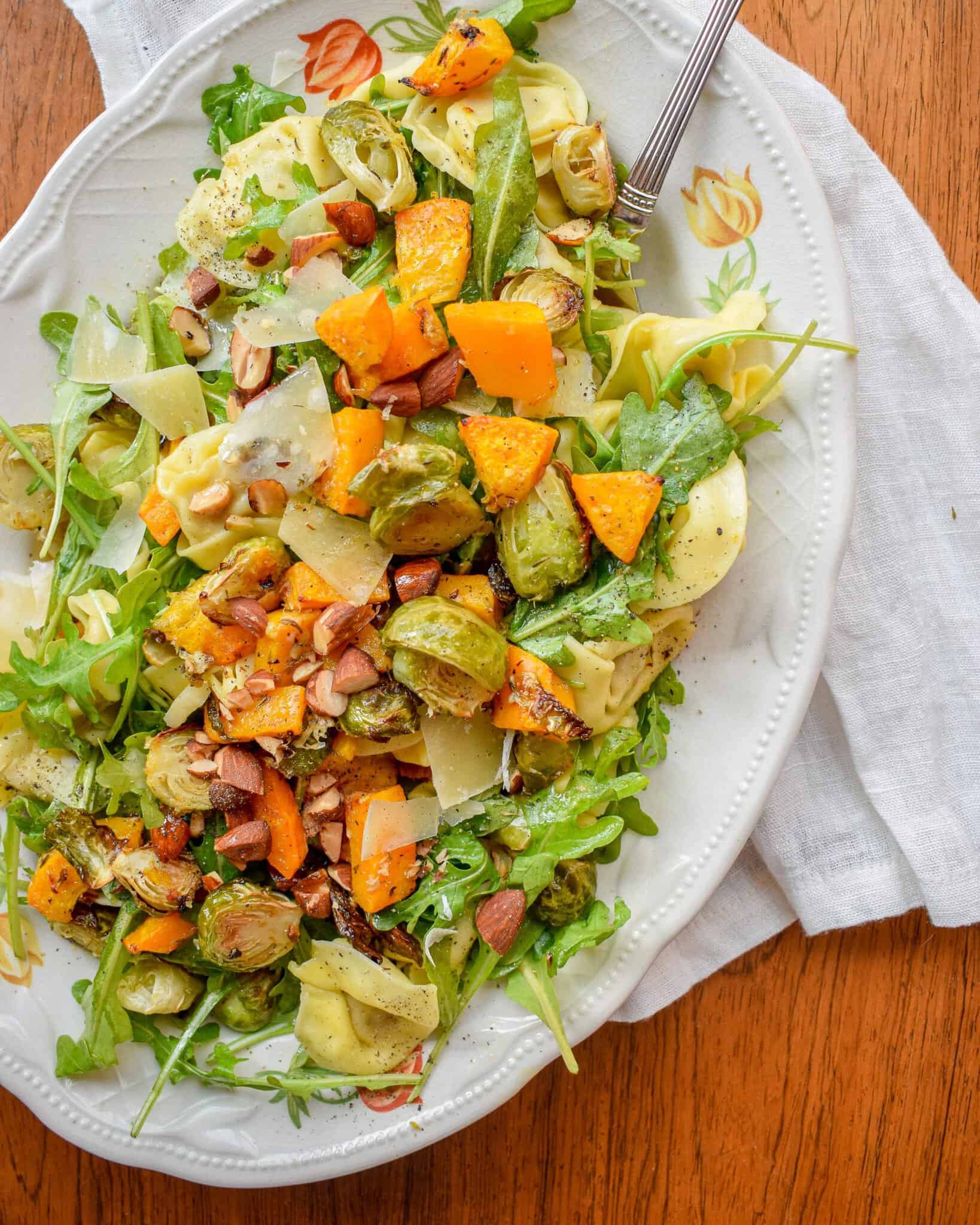 Tortellini salat med bagt græskar og rosenkål