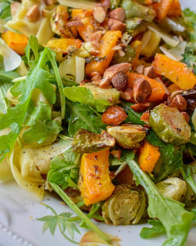 Tortellini salat med bagt græskar og rosenkål