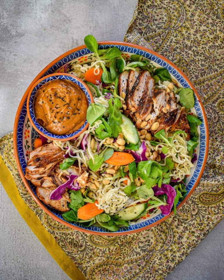 Thai salat med glasnudler og peanutdressing