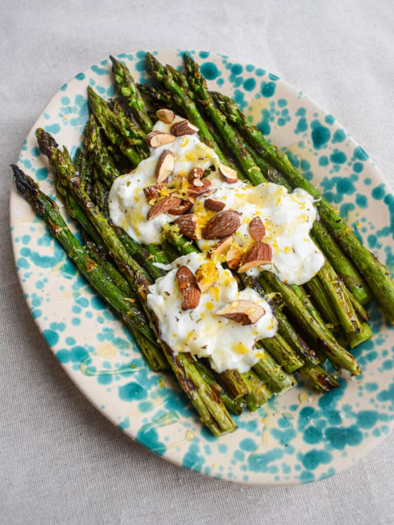 grillede asparges med burrata