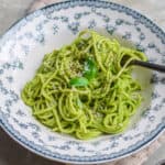 grøn spagetti i spinatsauce