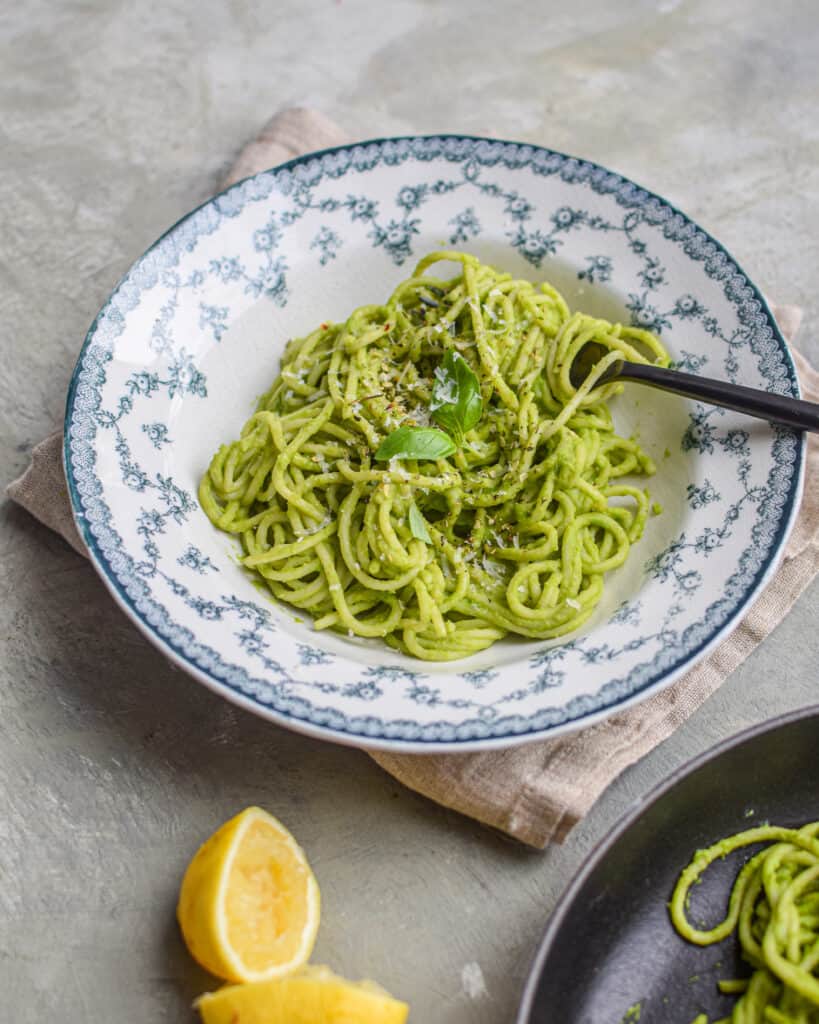 grøn spagetti i spinatsauce