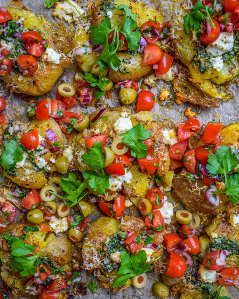Knuste kartofler med feta og tomatsalsa