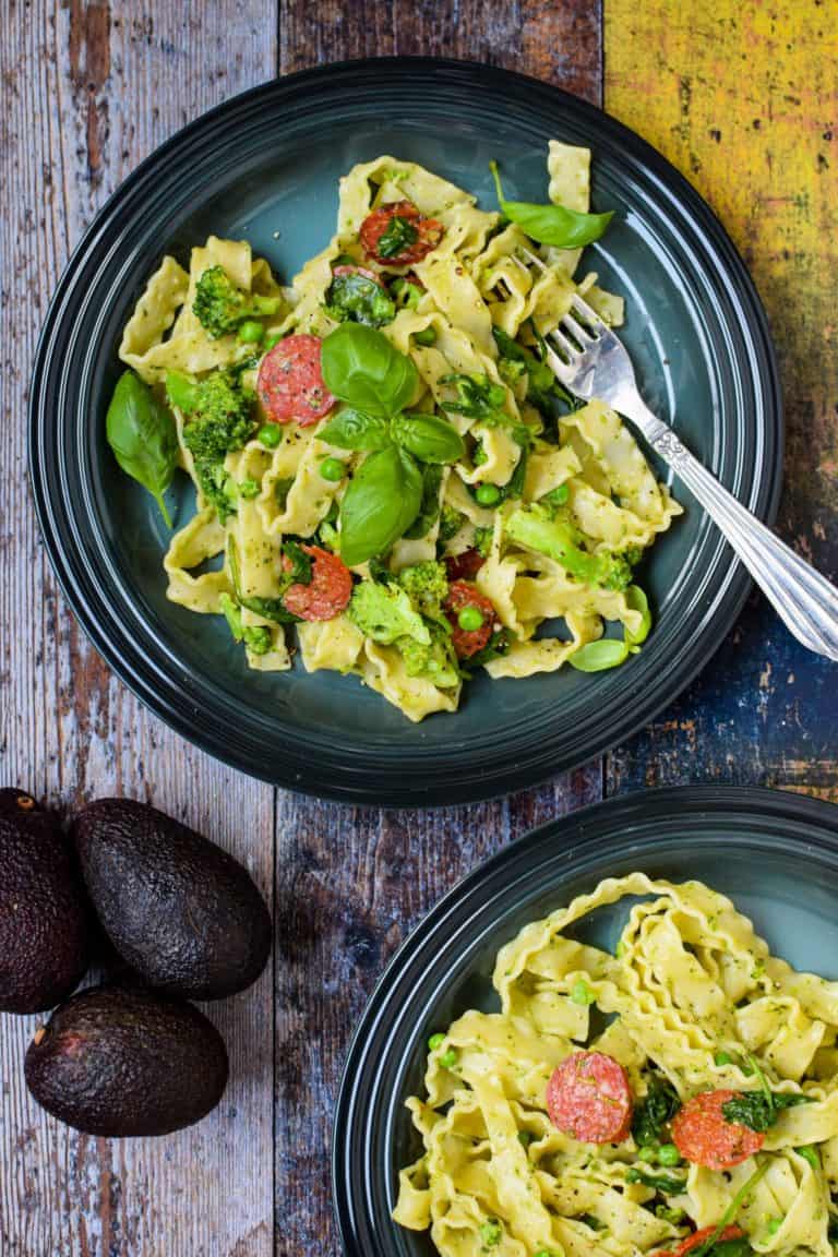 Pasta med avocadocreme og chorizo