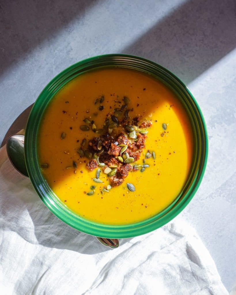 Fyldig, mættende og cremet græskarsuppe