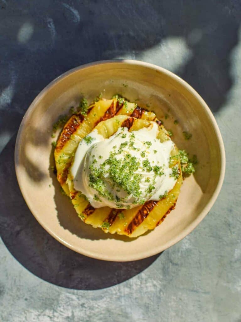 grillet ananas med is