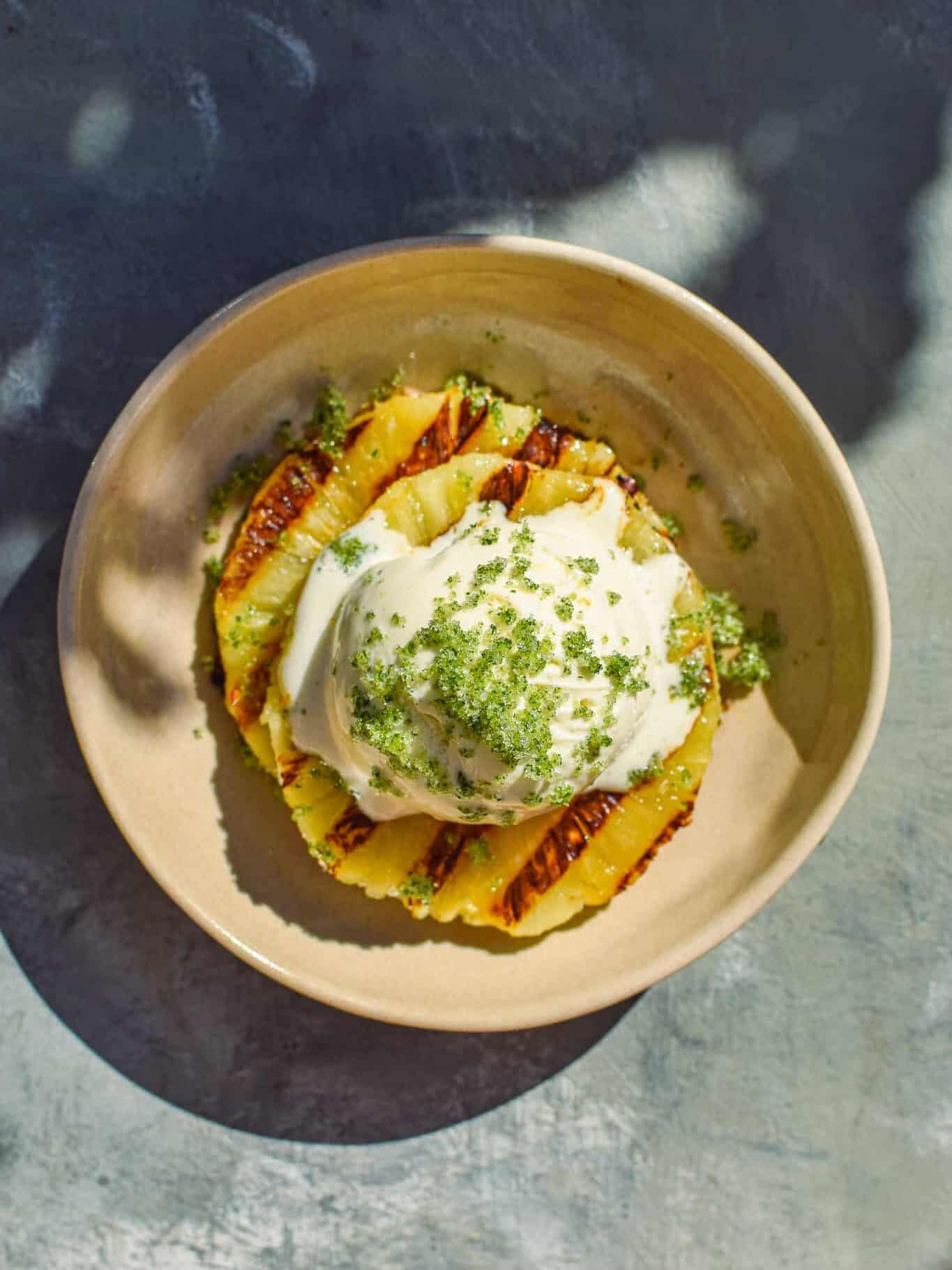 grillet ananas med is