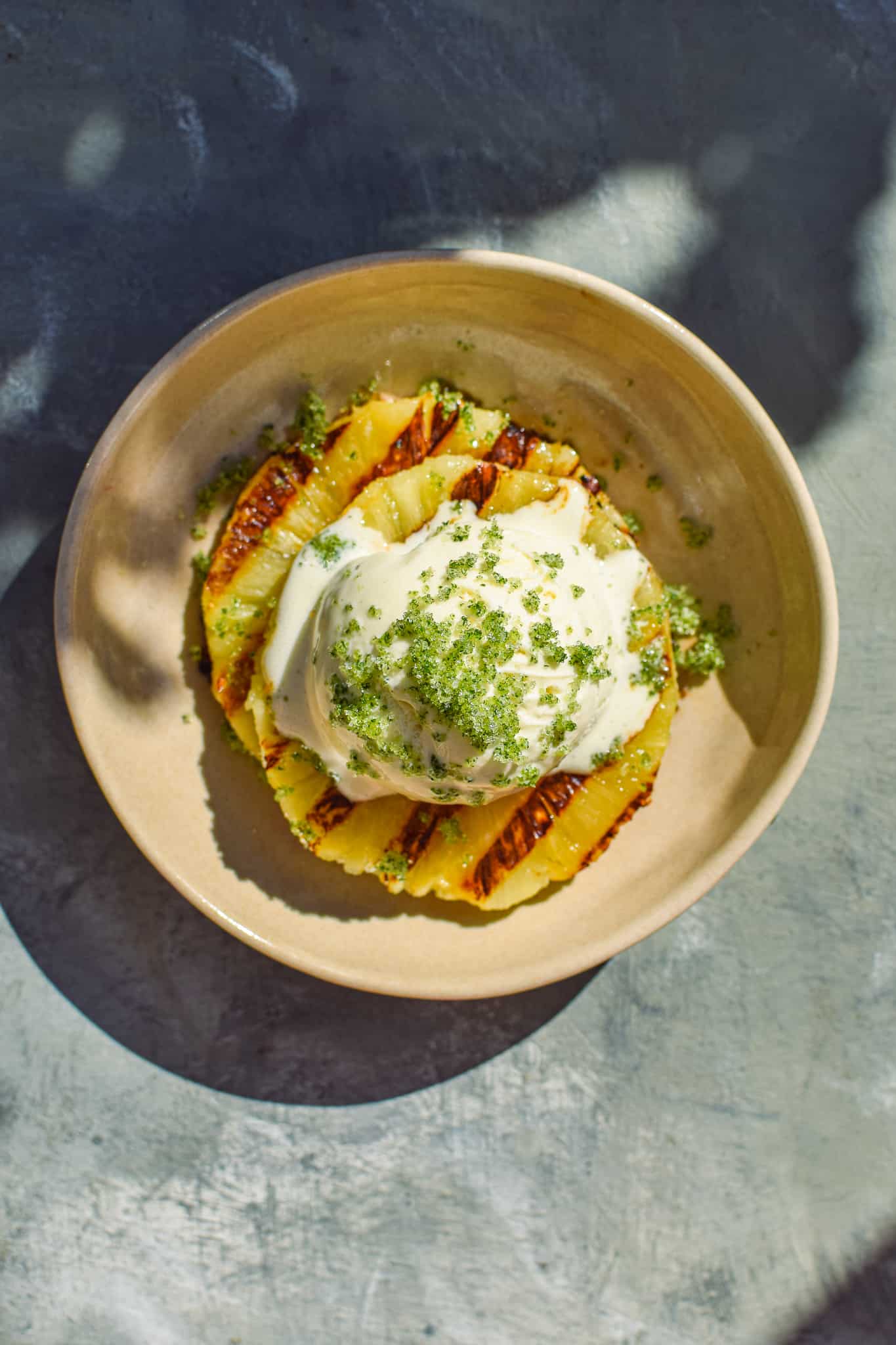 grillet ananas med is