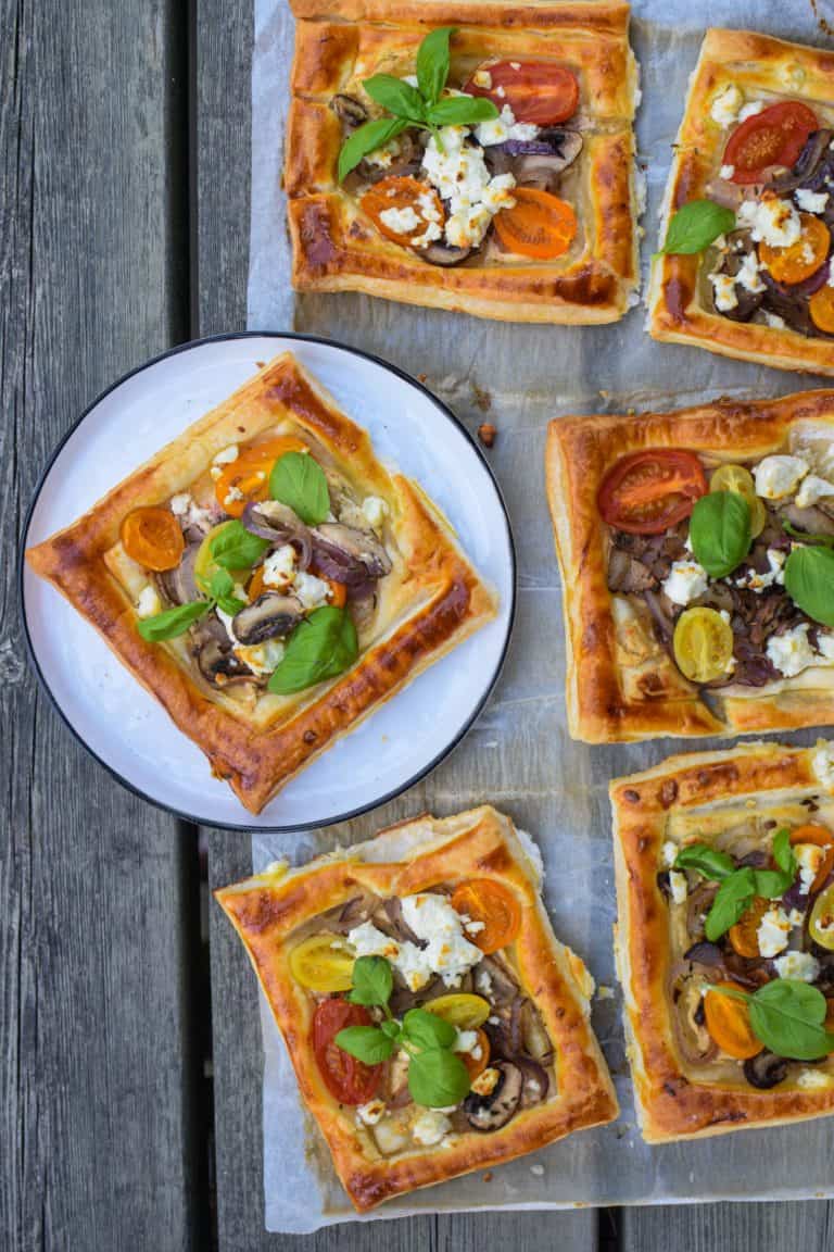 Små butterdejstærter med pikant, feta og tomat