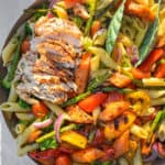 pastasalat med grillet kylling og grøntsager