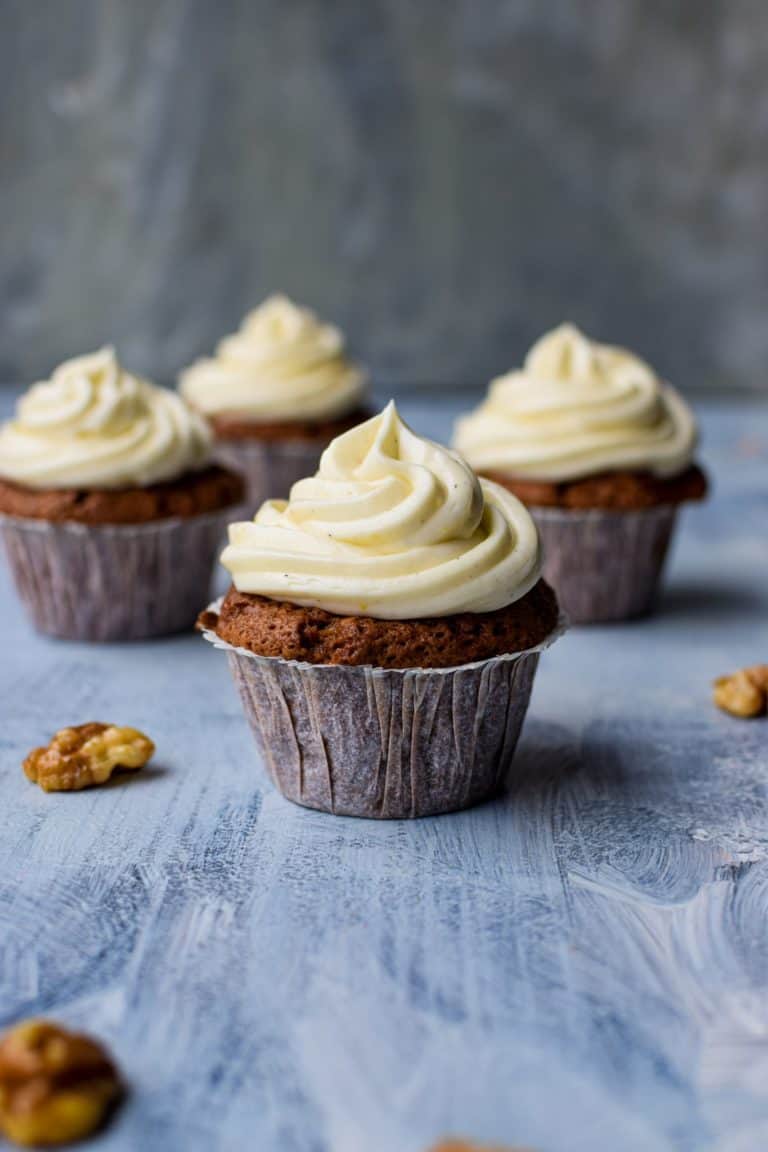 Gulerodsmuffins med valnødder og ostefrosting
