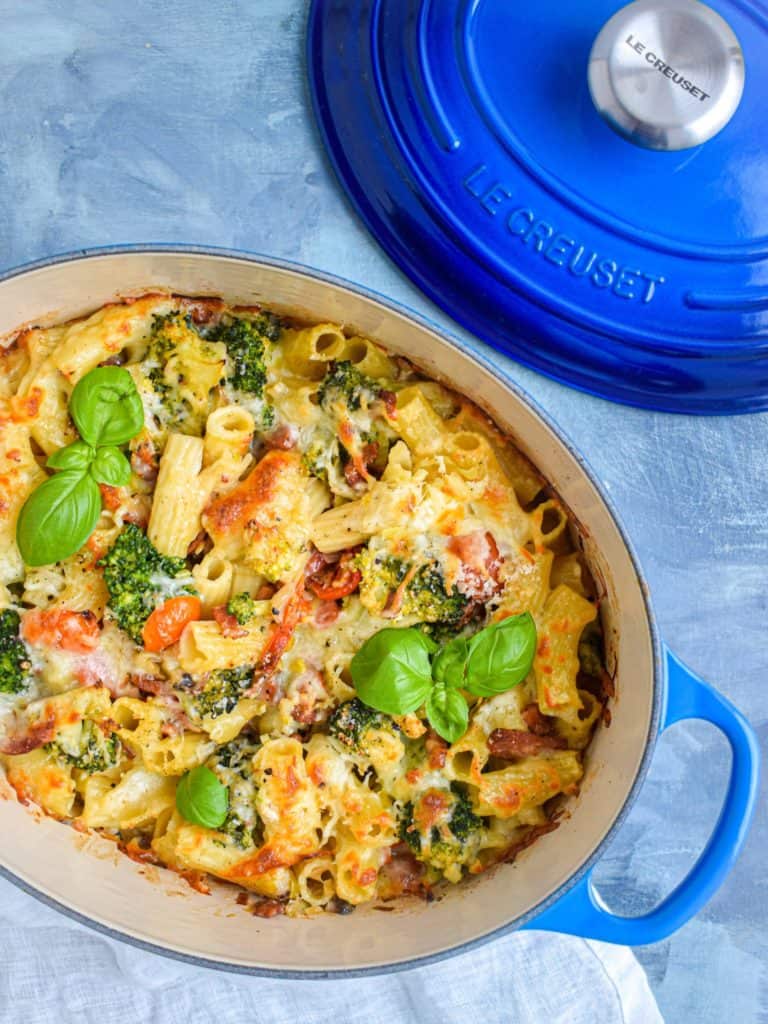 Bagt pasta i flødesauce med chorizo og grønt