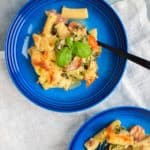 Bagt pasta i flødesauce med chorizo og grønt