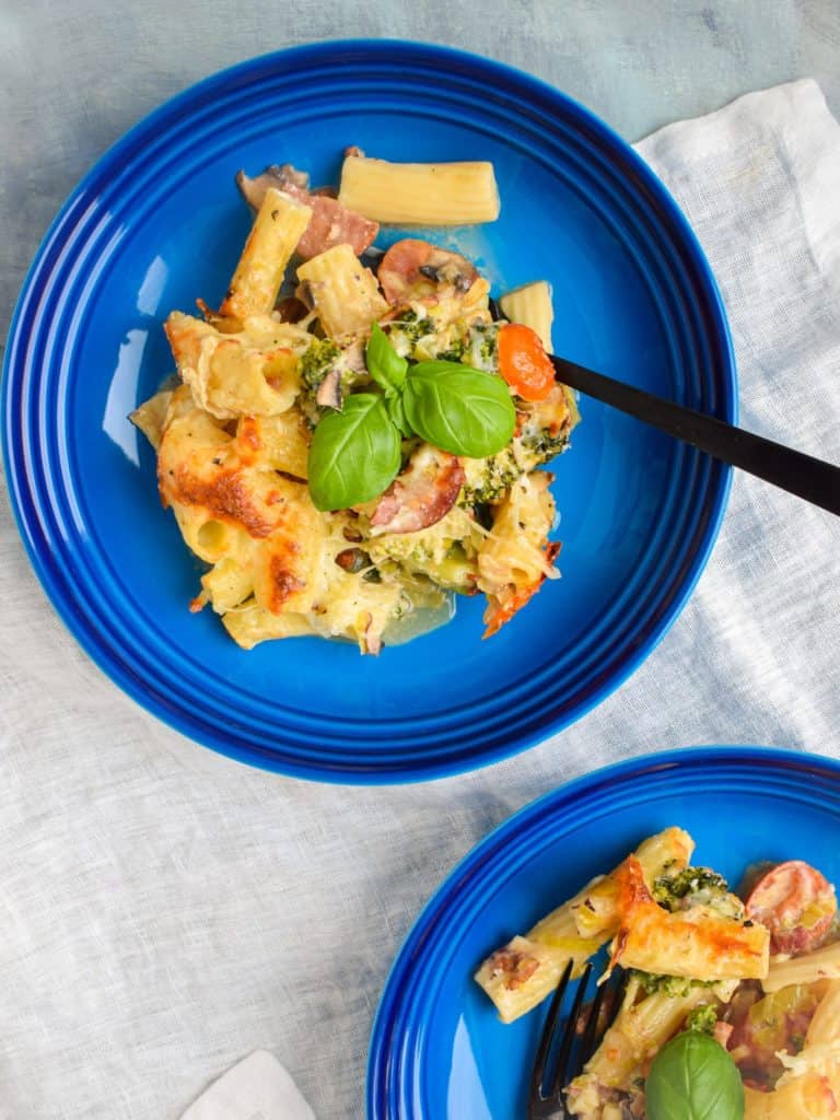 Bagt pasta i flødesauce med chorizo og grønt