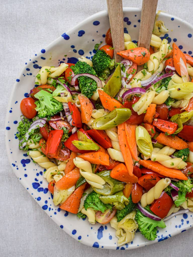 Pastasalat med bagte grøntsager