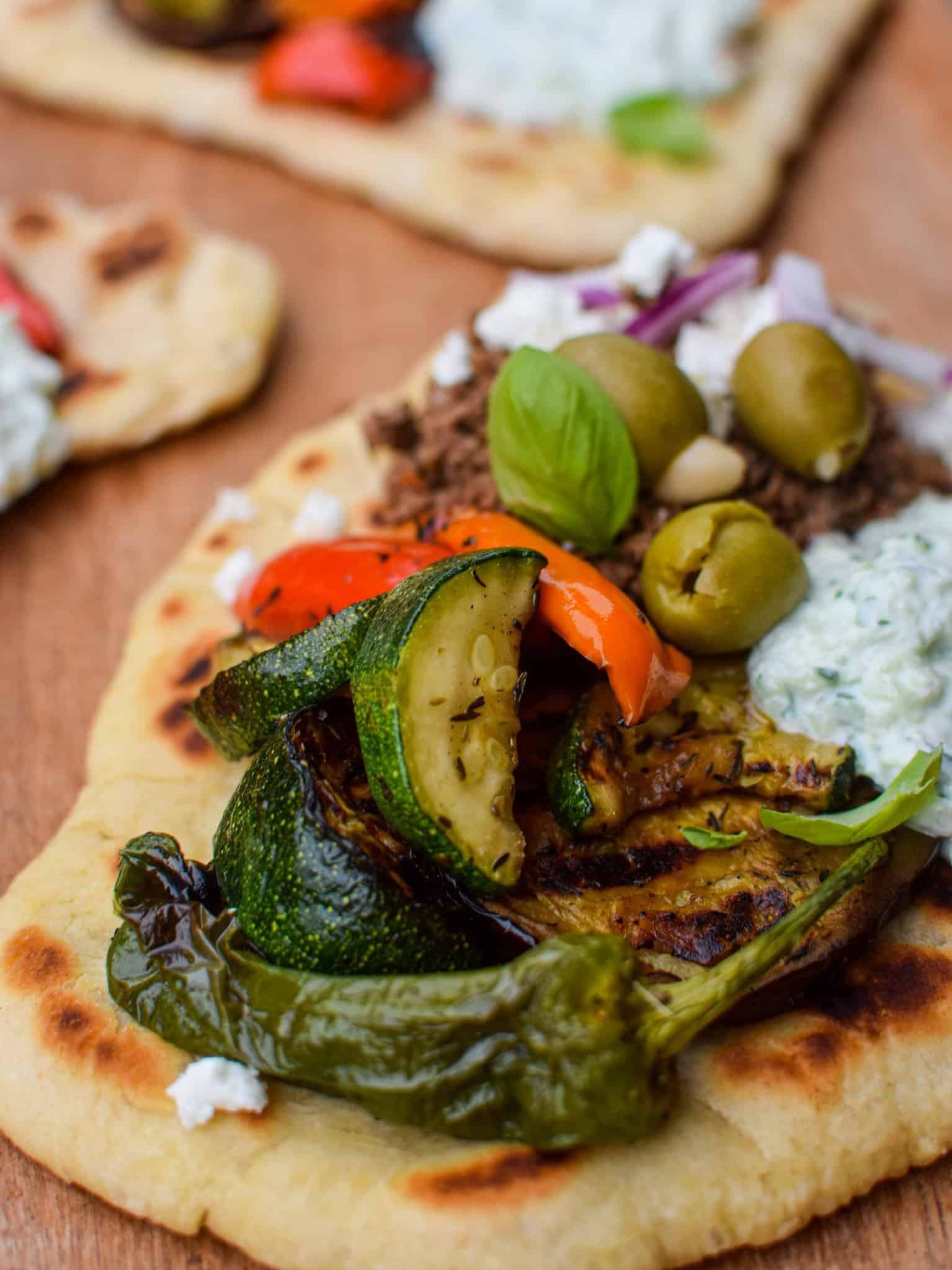 Græske fladbrød med grillede grøntsager