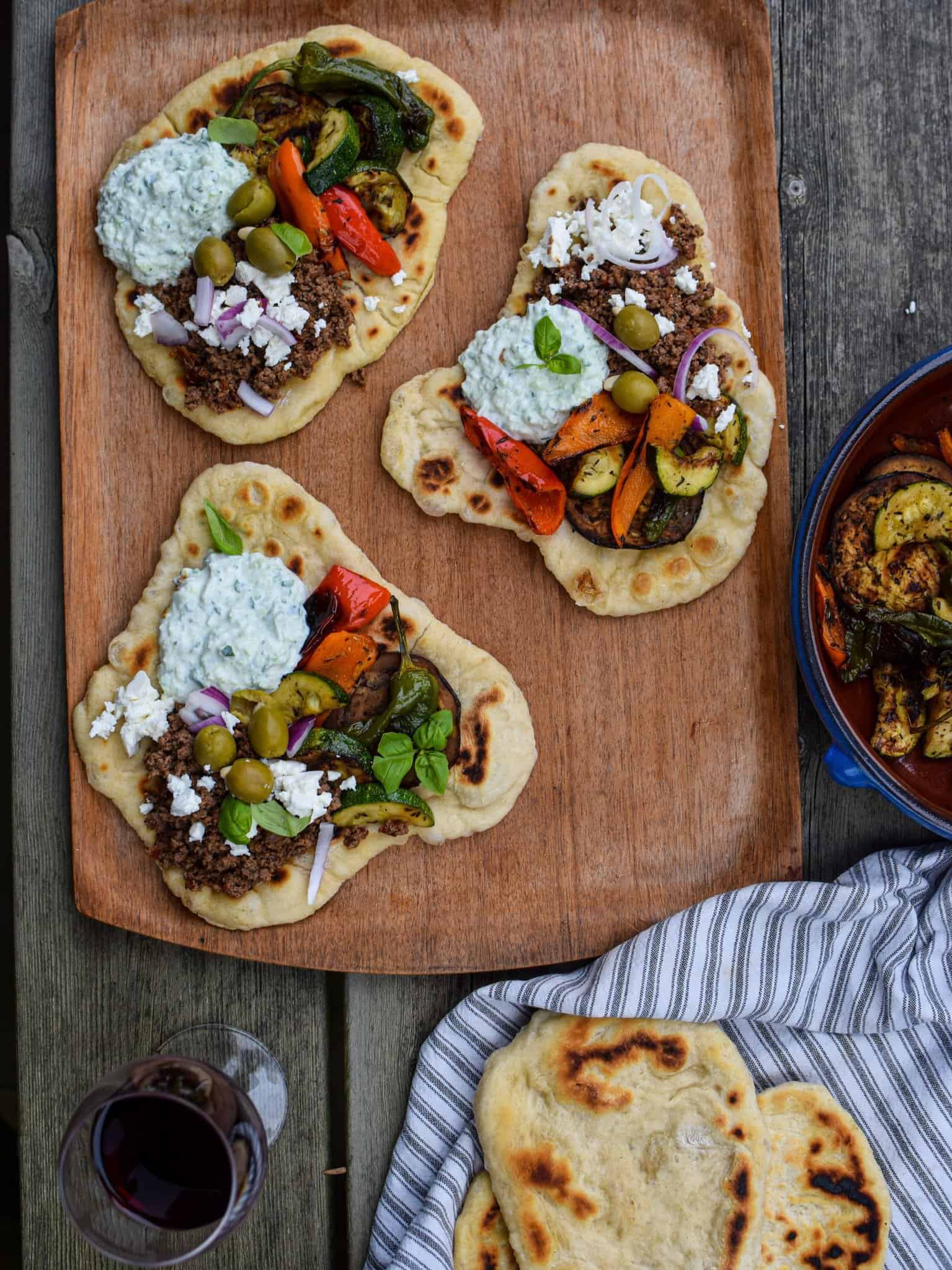 Græske fladbrød med grillede grøntsager