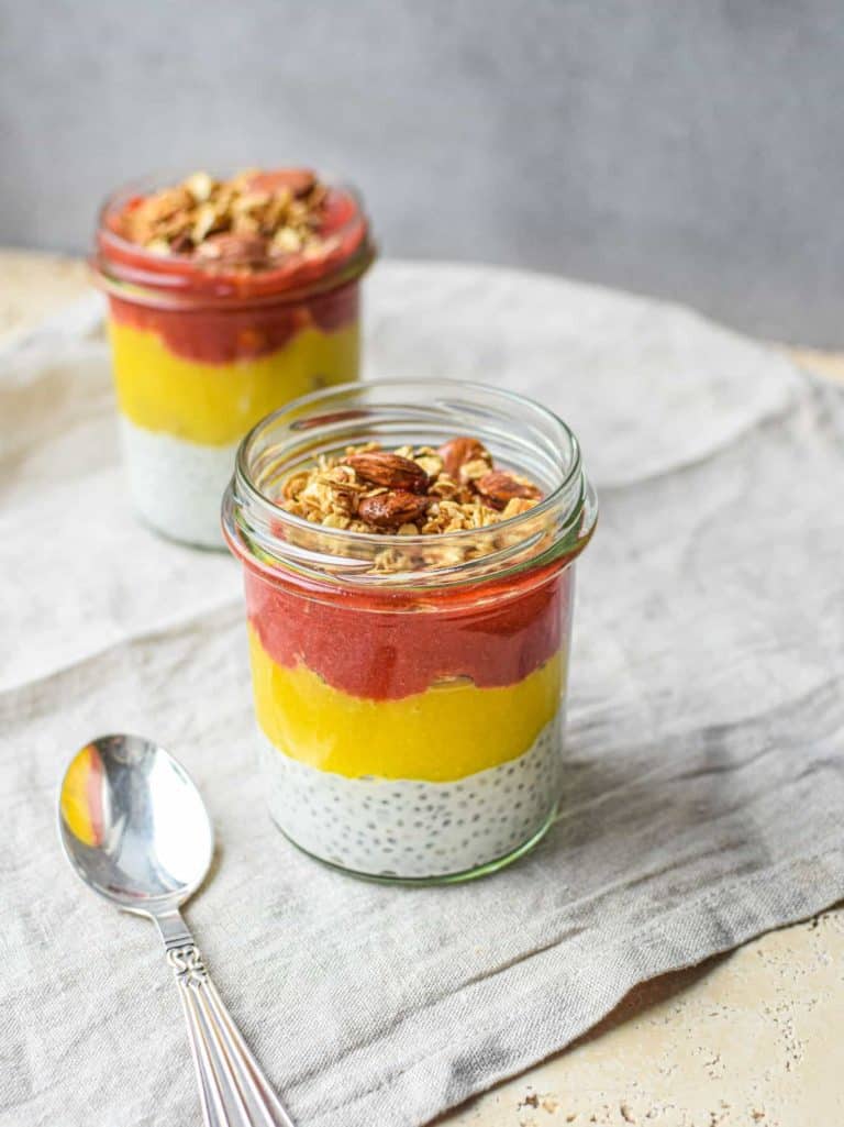chiagrød med jordbær og mango