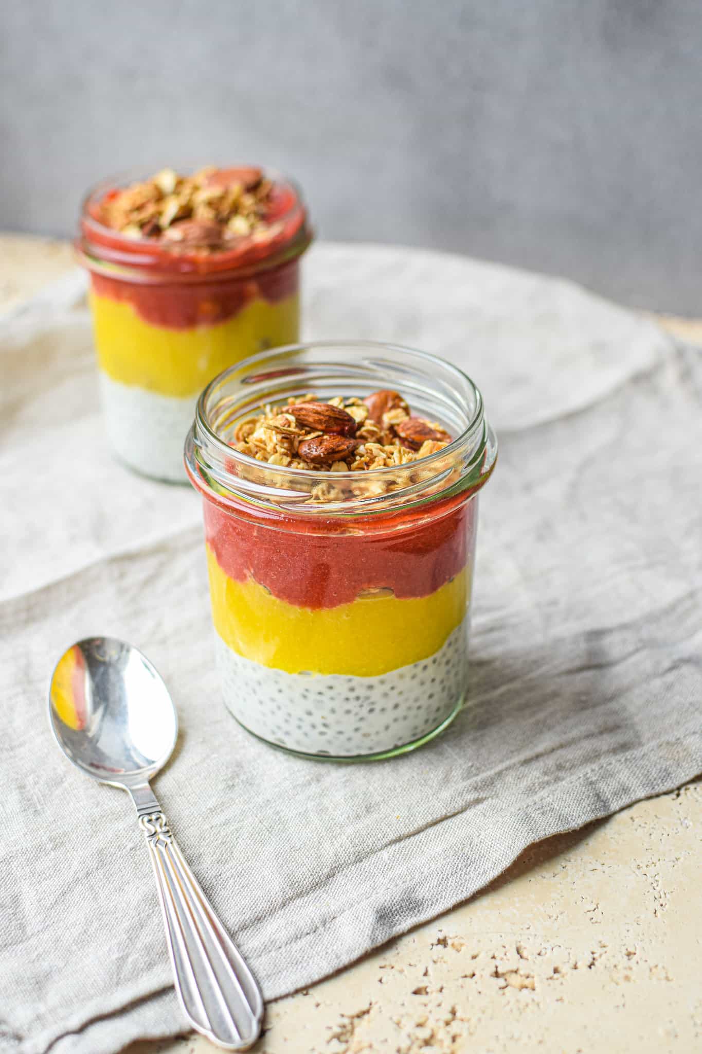 chiagrød med jordbær og mango