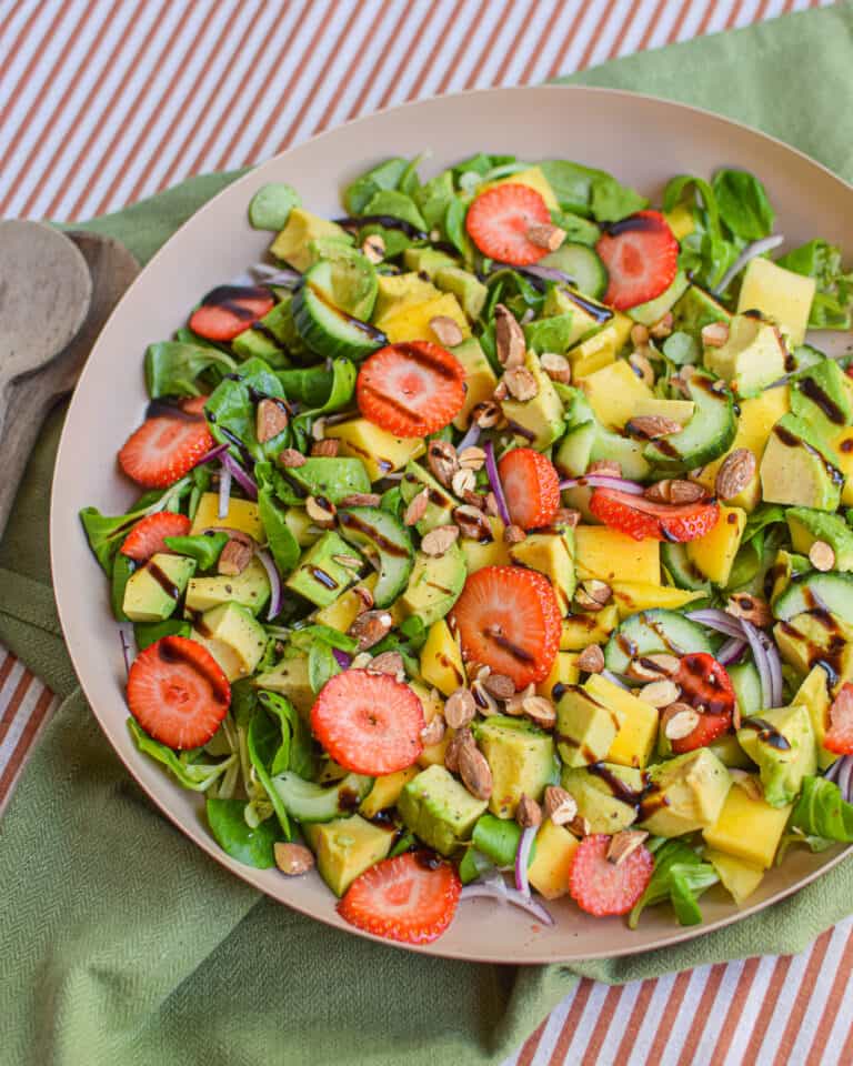 Farverig salat med jordbær, mango og avocado