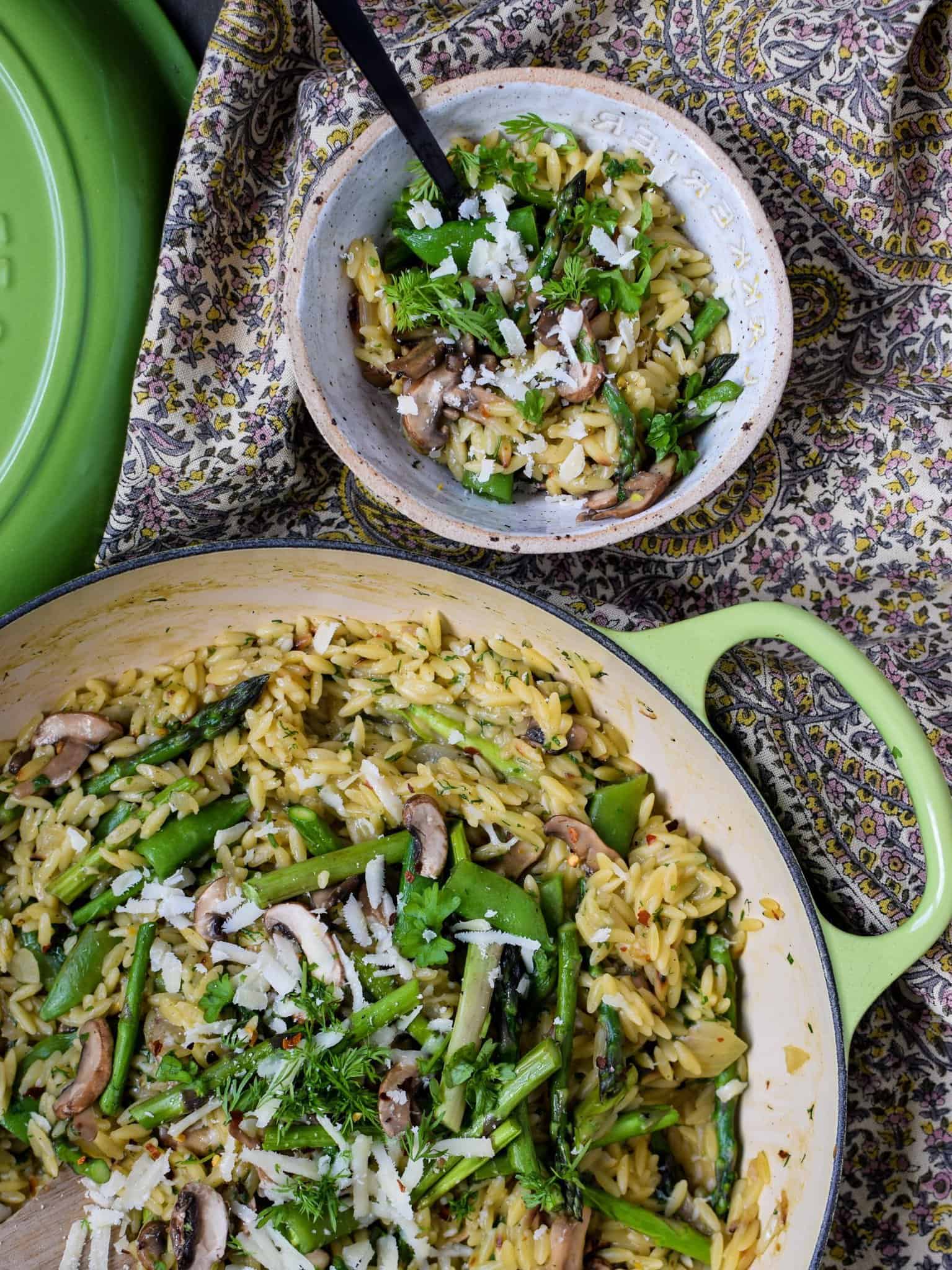 Cremet orzo pasta med parmesan, asparges og sukkerærter