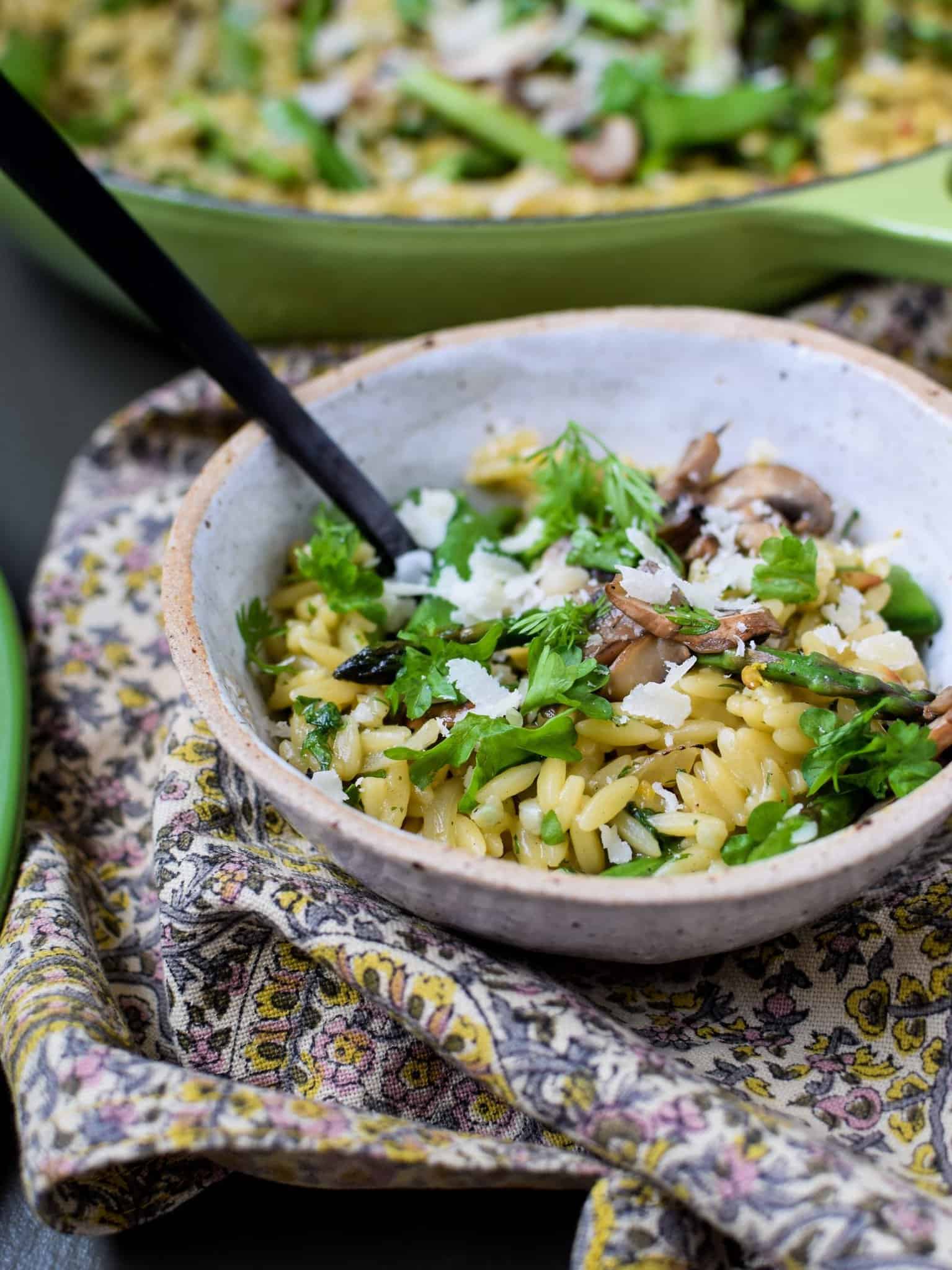 Cremet orzo pasta med parmesan, asparges og sukkerærter
