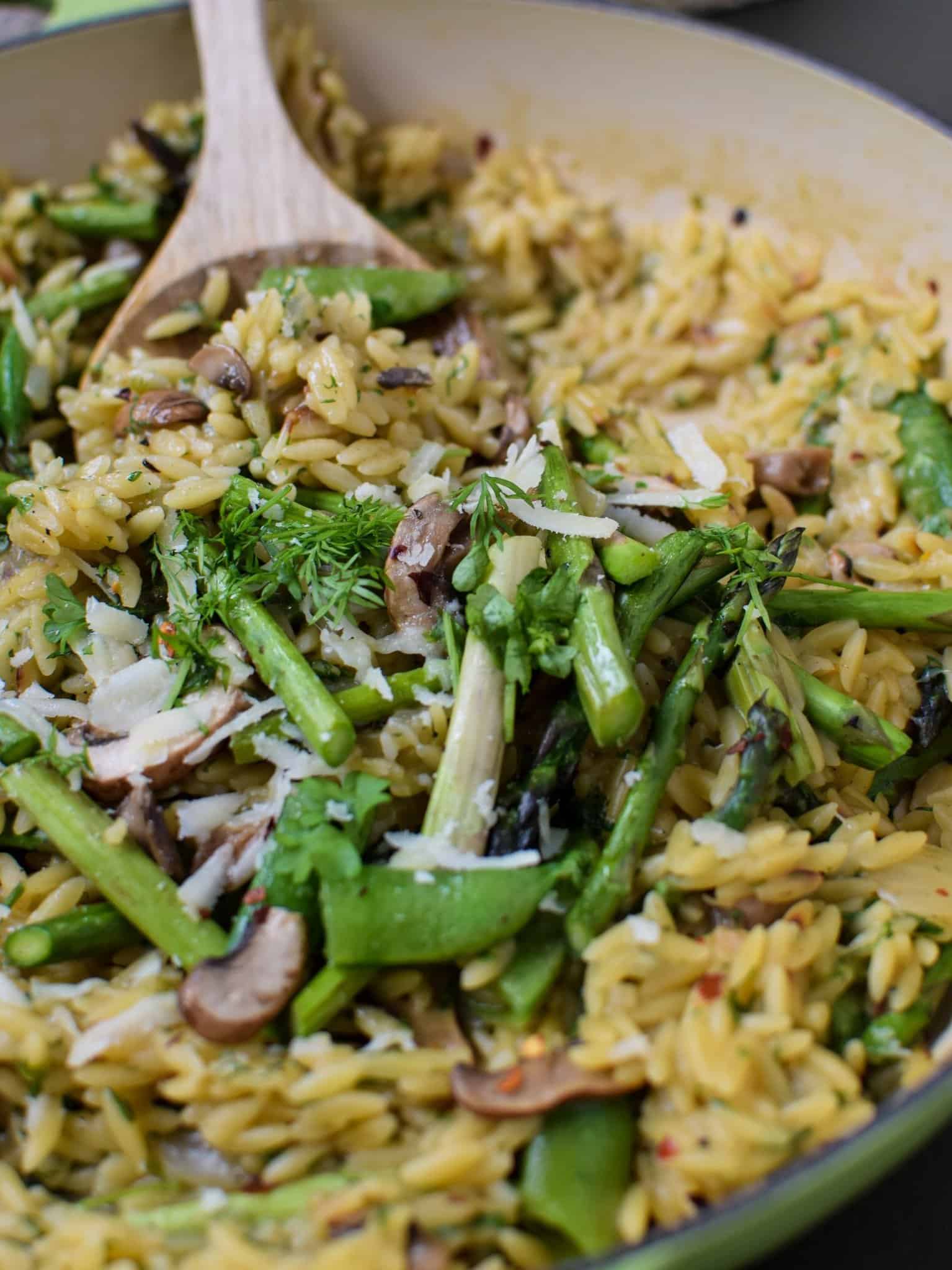 Cremet orzo pasta med parmesan, asparges og sukkerærter