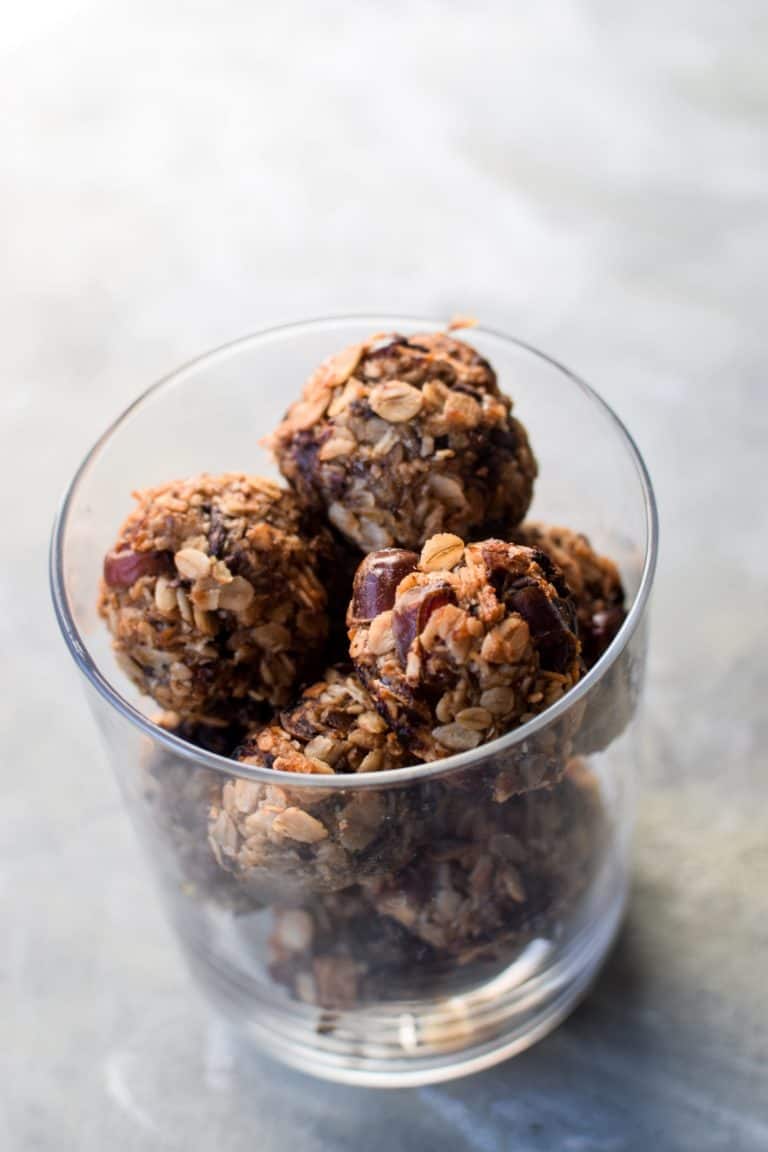 Dadelkugler med banan og chokolade