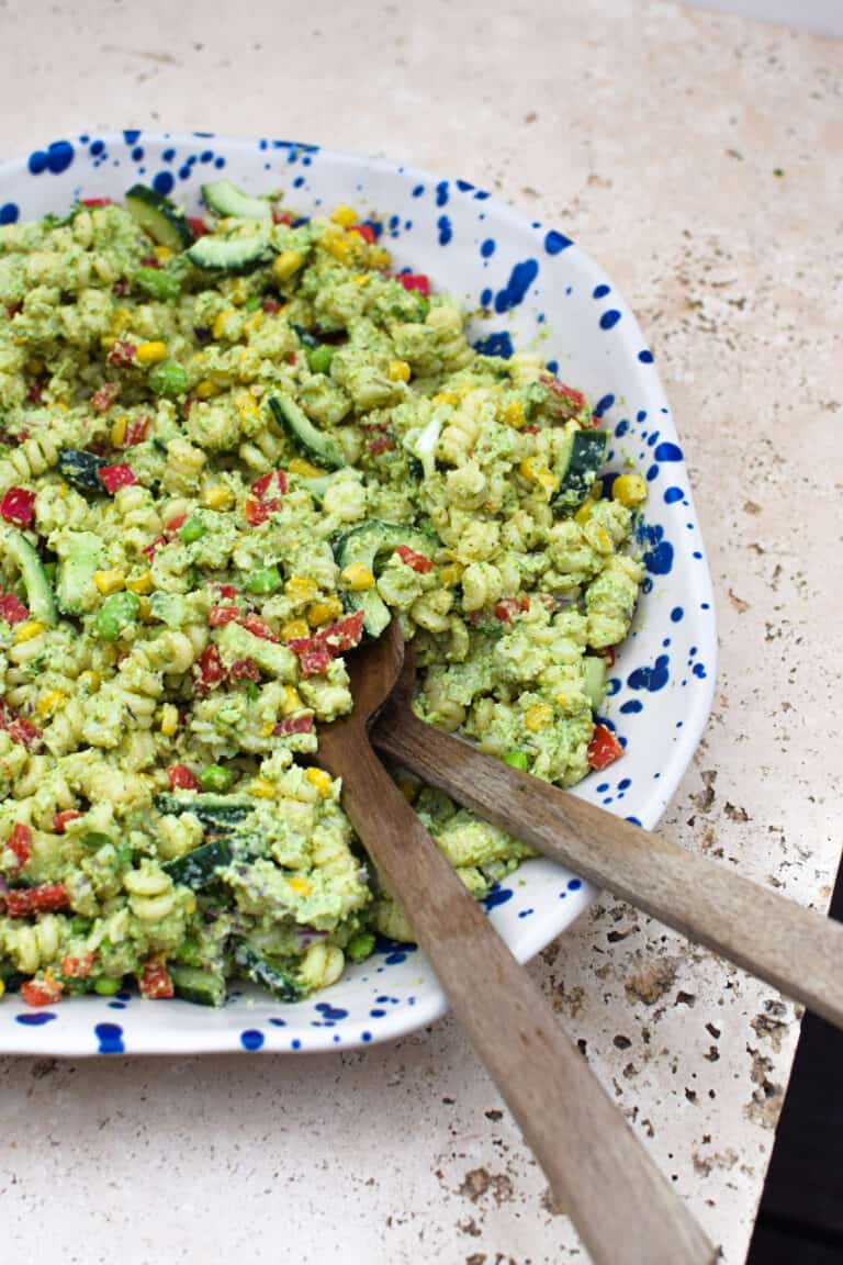 Pastasalat med acovado dressing